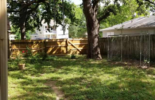 Northgate Area- 1 bedroom / 1 Bath fourplex apt./Walking distance to A/Tile Floors/ August Pre-lease!! photos photos
