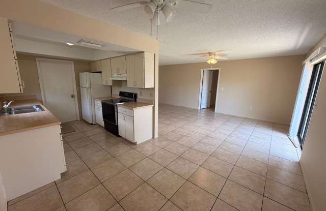 2/2 Bedroom house with 1 car garage and fenced yard. Gallery 4
