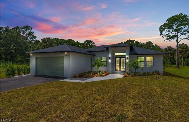 Stunning Home in Naples with Private Pool and Large Backyard! 3bed|3bath Gallery 3