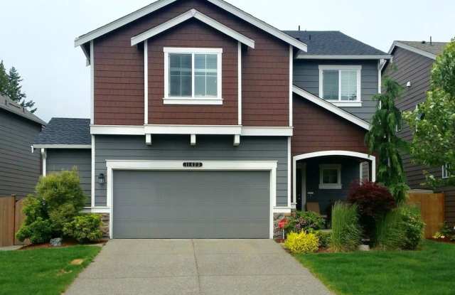 Beautiful Family Home with Bonus Room, Storage & Fenced Yard photos photos
