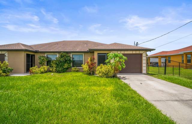 Charming 2 bedrooms+ DEN , 2 bathrooms duplex with fence yard in Lehigh Acres photos photos