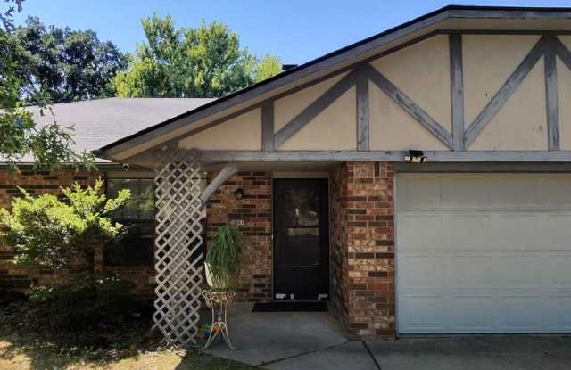 2-Bedroom, 1.5-Jack&Jill Bathroom.  Left side of Duplex with Fenced-In Backyard, 1x Car Garage, and conditioned Sunroom! photos photos
