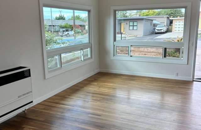 Updated 2 bedroom 1 bath home-One block to beach Gallery 4
