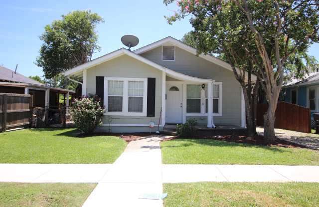 1118 W Lynwood Ave - 1118 West Lynwood Avenue, San Antonio, TX 78201