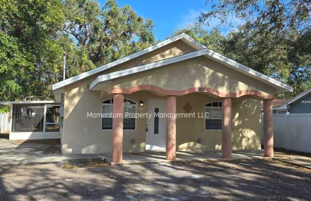 Spacious 3-Bedroom, 2-Bath Home with Covered Screened Porch & Large Kitchen in Tampa photos photos Spacious 3-Bedroom, 2-Bath Home with Covered Screened Porch & Large Kitchen in Tampa photos photos
