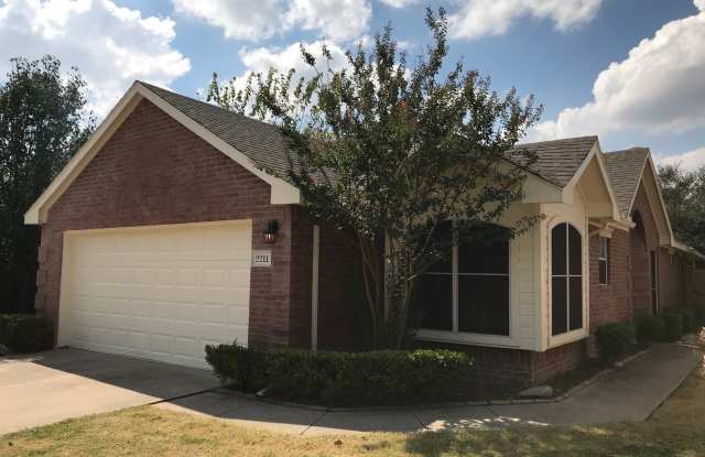 Lovely 3 bedroom, 2 bath home for lease - 2211 Brookview Drive, McKinney, TX 75072