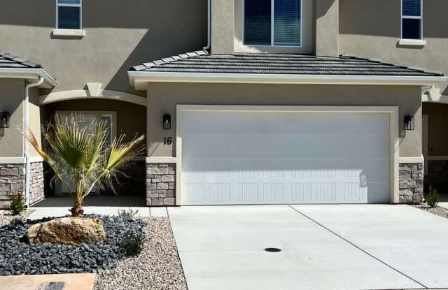 Beautiful like new townhome, 3 bedroom, 2.5 bath, 2 car garage! Gallery 1