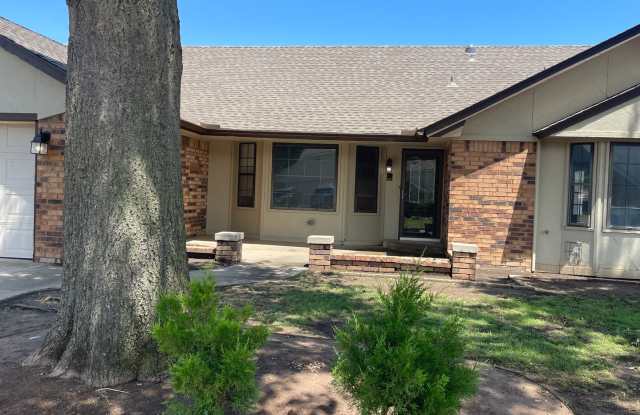 4 bed 2.5 baths in Moore Schools. 2 living areas, formal dining, storm shelter and pool! Gallery 3