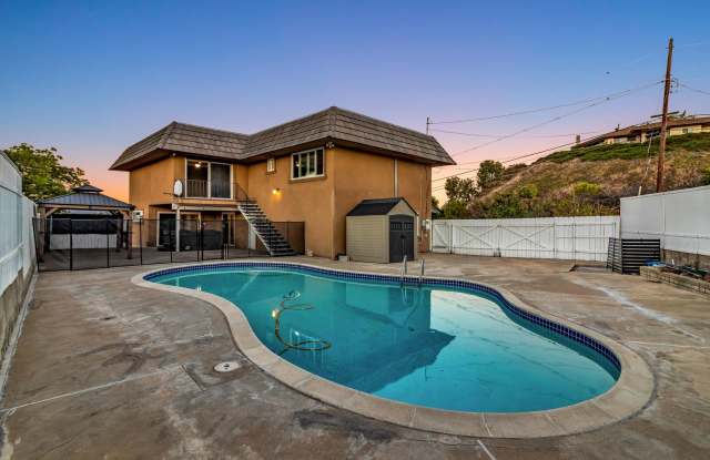 4 Bedrooms, 3 Bathroom, Two Story Home With Pool Gallery 3