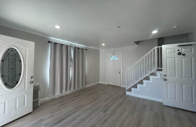 Newly Renovated 3 Bed / 2.5 Bath Apartment for Rent – Prime Huntington Beach Location! - 7551 Warner Avenue, Huntington Beach, CA 92647