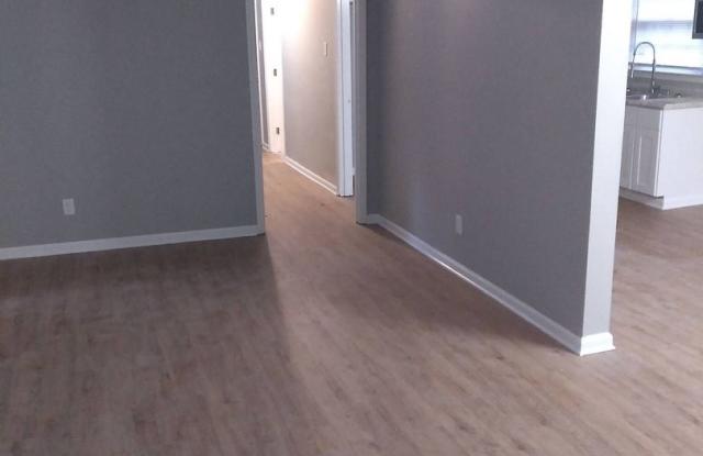 CHECK OUT THIS AMAZING 3bed 2 bath home | 38127 Gallery 3