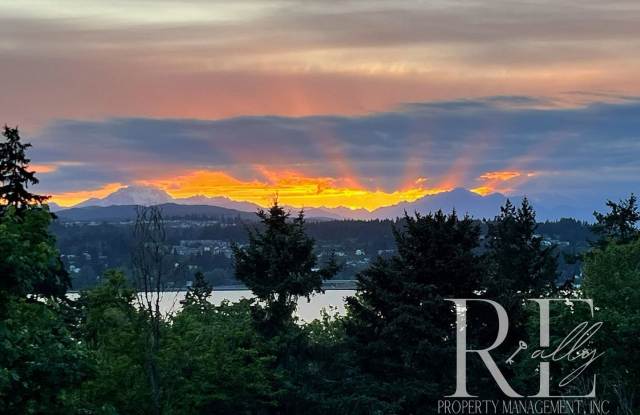 Charming Vintage Retreat with Stunning Views in Port Orchard photos photos