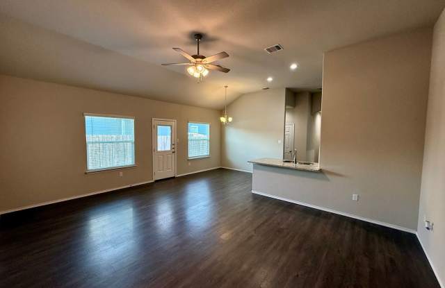 Luxury 3-bedroom, 2-bathroom Duplex in Seguin, TX! Gallery 4