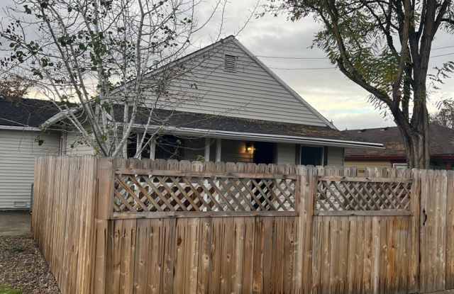 3BED 2.5BATH HOME NEAR DOWNTOWN - 836 Northeast 8th Street, Grants Pass, OR 97526