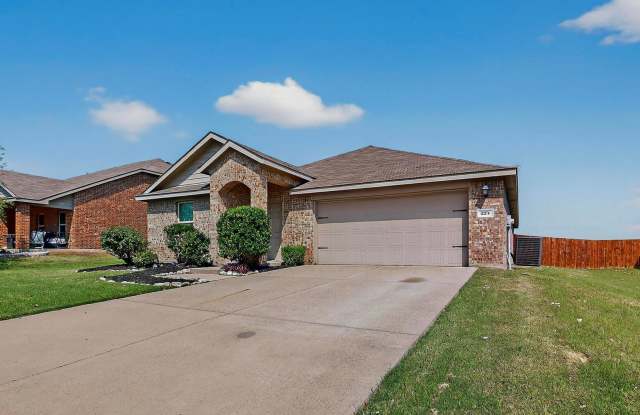 Chrarming 4/2/2 with Covered Patio in Royse City photos photos
