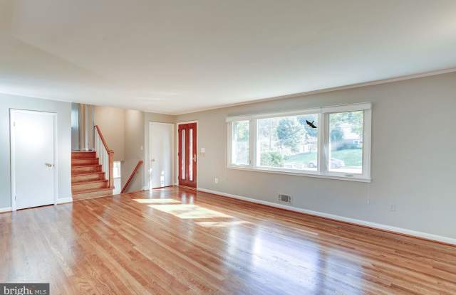 7102 WESTBURY ROAD Gallery 3