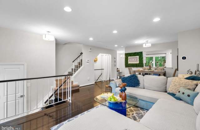18005 SUNSET LAKE Court Gallery 3