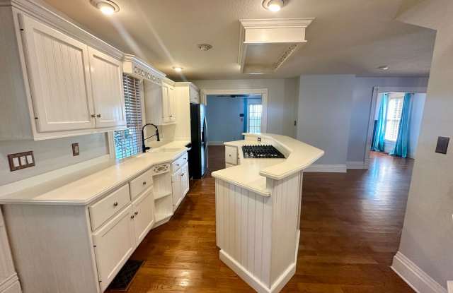 Charming 4-Bedroom Home in the Heart of Lake Eola Heights! Gallery 4