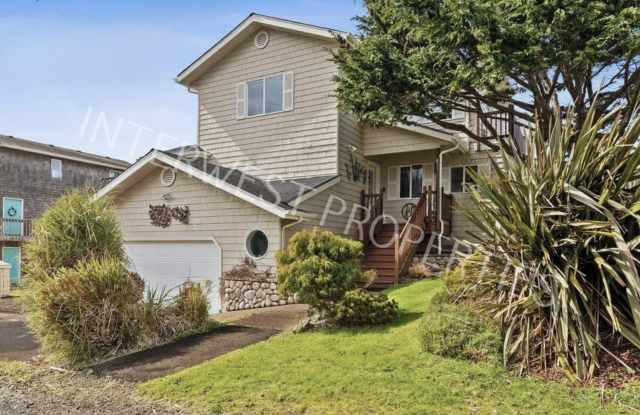 Ocean View 4 Bd home with fire pit, multiple decks, sun room, & washer/dryer included! Gallery 1