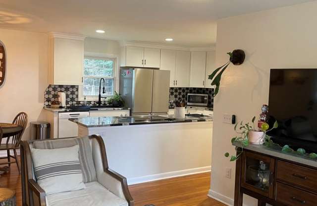 Sweet 3 BR, 1Ba home on quiet street in town Gallery 3