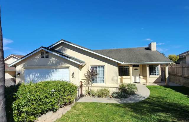 Gorgeous 4 Bed, 2 Bath Home with Large Garage and Fenced Backyard photos photos