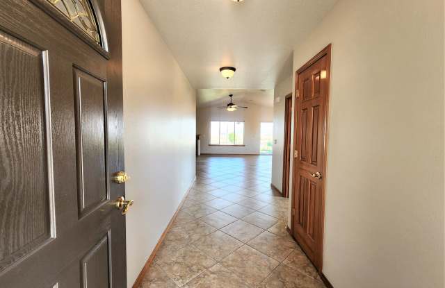Beautiful home for rent right next door to Horn Rapids Golf Course! Gallery 4
