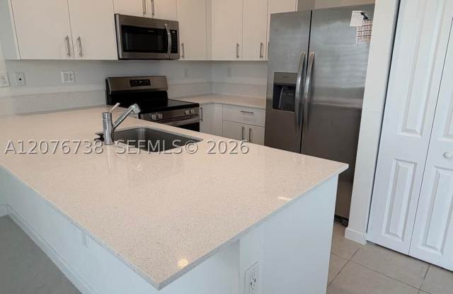 692 SE 13th Ct Gallery 1