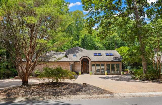 Gorgeous, Fully furnished 3 Bed 3.5 bath home w/basement in the gated community of River Hills! - 10 Sunrise Point Road, Lake Wylie, SC 29710
