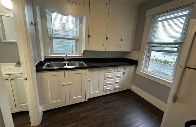 $1475/mo - 1 Bedroom on the Second Floor with Off-Street Parking! photos photos