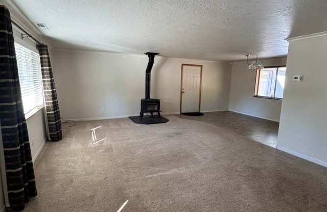 Canyonville 3 Bedroom 2 Bath with Garage and Workshop Gallery 3