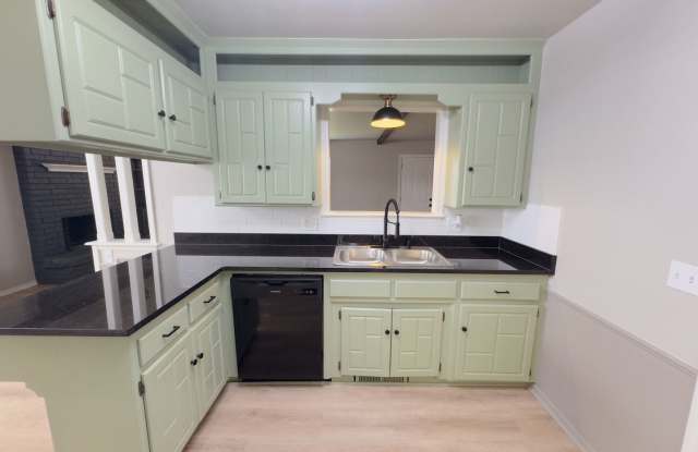 Updated 3-Bedroom, 2-Bathroom Duplex with a Spacious Fenced Backyard! Gallery 4