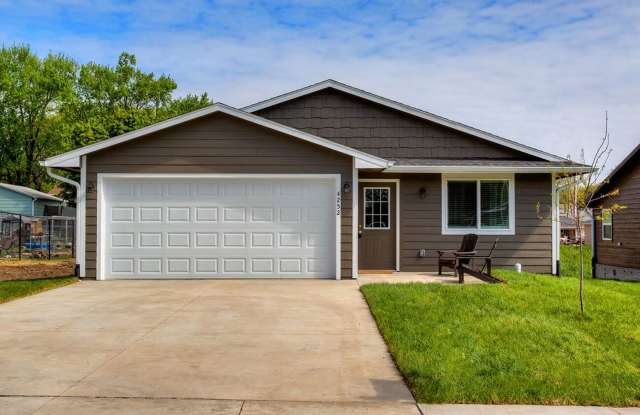 3 Bedroom Homes for rent in Pleasant HIll, IA - 275 Hillside Drive, Pleasant Hill, IA 50327