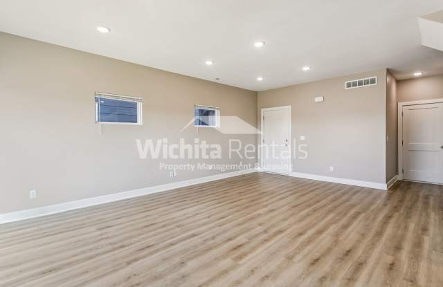 Newer 4 bedroom 2.5 bath duplex - NE Wichita Gallery 3