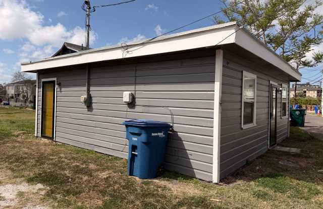 This studio apartment is conveniently located one block from Spohn Shoreline, photos photos