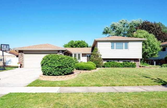 Beautiful 4-bedroom, 2.5 bathroom tri-level photos photos