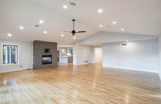 2600 East Eldorado Place Gallery 4