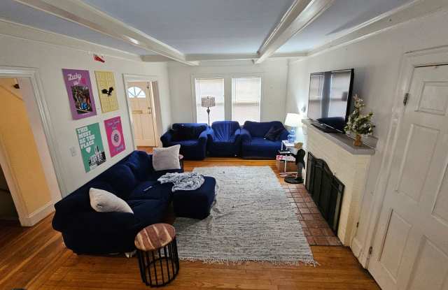 $1k Rebate! Oversized House w 4 Parking Spots Inc. Laundry in Unit. Fits up to 10 ppl! photos photos