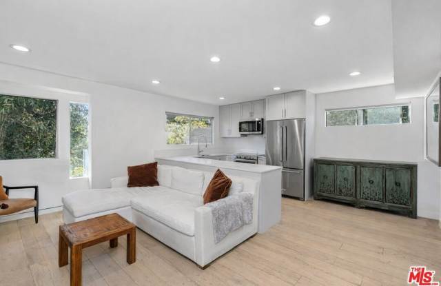 2147 N Beachwood Dr unit: 6 photos photos