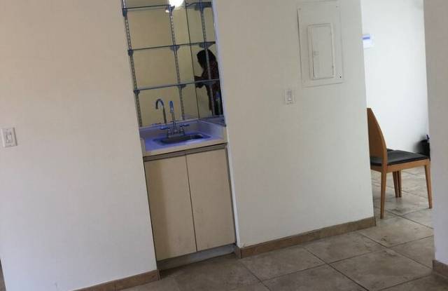 7450 Wynnewood Square Gallery 3