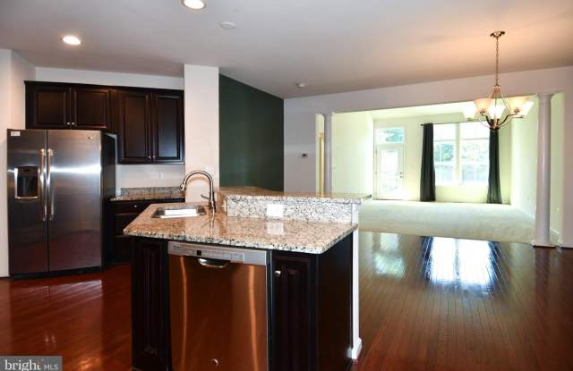 41673 MCMONAGLE Square Gallery 3