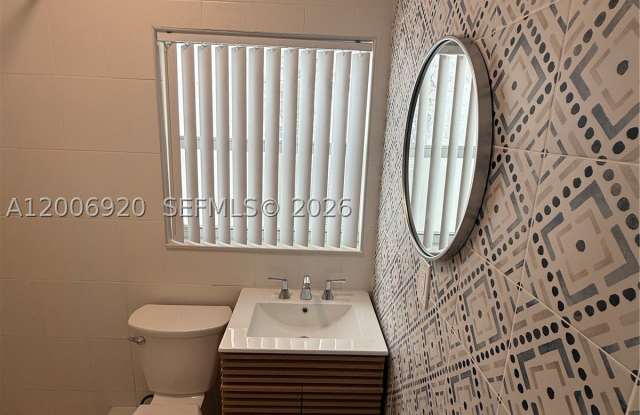 2816 Pine Tree Dr Gallery 2