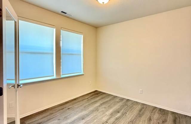 Modern 4 Bedroom, 2 Bathroom Home in East Medford Gallery 4