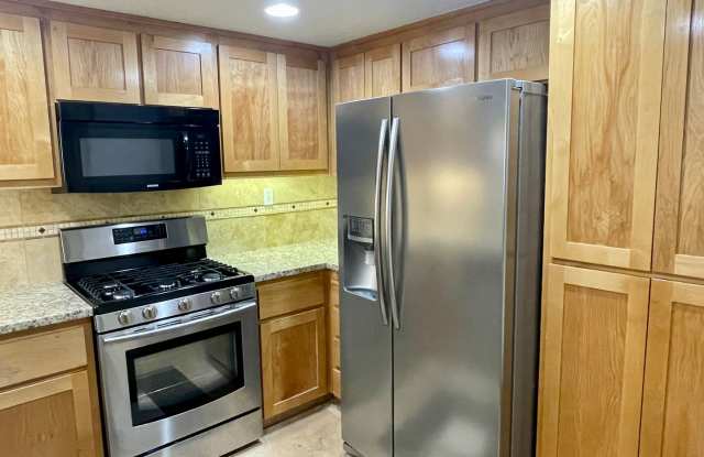 Clean, Classic Contemporary 3 Bedroom + 2 Bath Townhouse Style Home Near Downtown Campbell & Willow Glen Close Proximity to Whole Foods/Trader Joe's/The Pruneyard/Farmer's Market/Light Rail! photos photos