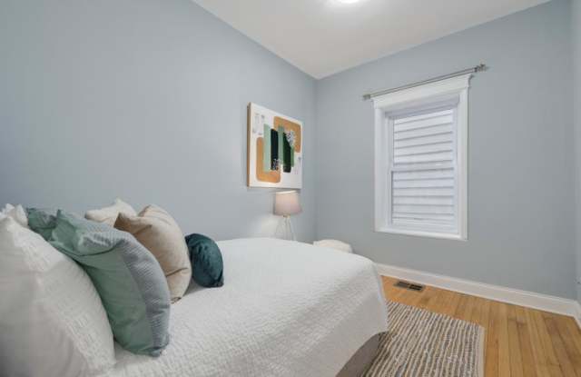 3805 North Ravenswood Gallery 3