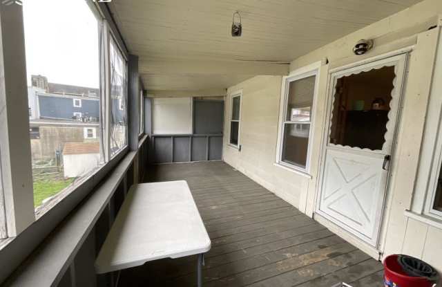 10 Seventh St. Gallery 4