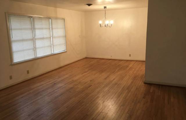 4005 Oaklawn St Gallery 3