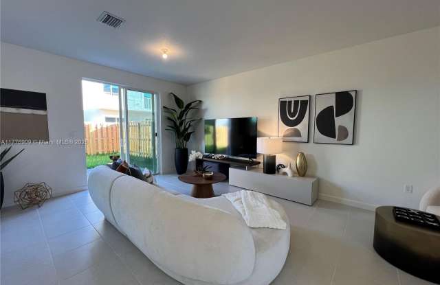 681 SE 14th St - 681 Southeast 14th Street, Homestead, FL 33034