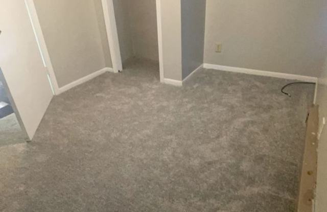 111 1/2 S Dicks St - Your Ball State Home Awaits! Cozy 2-Bedroom Duplex Near Campus Gallery 3