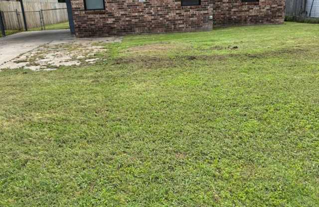 Three Bed/One BathHome/Freshly Painted/Fenced Yard photos photos