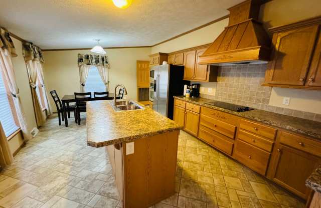 3 Bed/2 Bath House with a yard and large front porch - Available 05/19/2027 Gallery 4